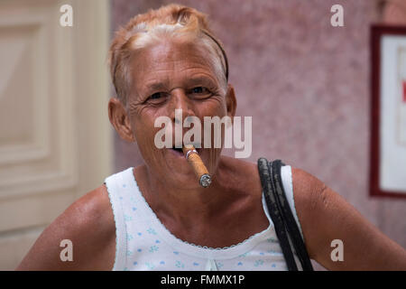 Donna cubana di fumare un sigaro, Habana Vieja, Havana, Cuba Foto Stock