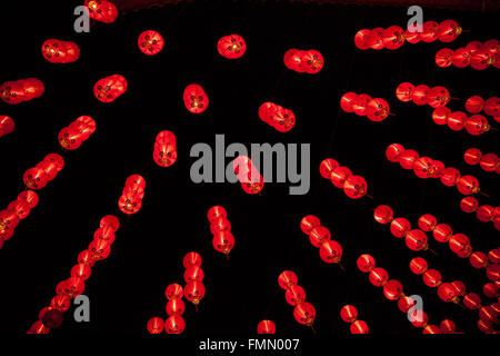 Lanterne rosse appese in righe durante il nuovo anno lunare cinese a Thean Hou tempio, Kuala Lumpur, Malesia Foto Stock