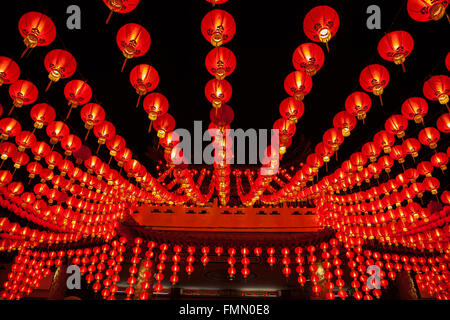 Lanterne rosse appese in righe durante il nuovo anno lunare cinese a Thean Hou tempio, Kuala Lumpur, Malesia Foto Stock