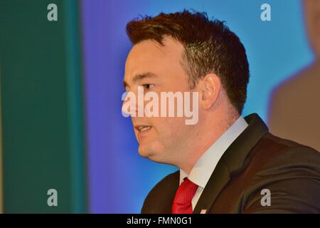 Derry. Xii Mar, 2016. Derry, Irlanda del Nord, Regno Unito, 12 Mar, 2016. Leader SDLP Colonna Eastwood MLA risolve la festa annuale conferenza in diretta televisiva su BBC © Mark inverno/Alamy Live News Credito: Mark inverno/Alamy Live News Foto Stock