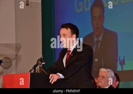 Derry. Xii Mar, 2016. Derry, Irlanda del Nord, Regno Unito, 12 Mar, 2016. Leader SDLP Colonna Eastwood MLA risolve la festa annuale conferenza in diretta televisiva su BBC © Mark inverno/Alamy Live News Credito: Mark inverno/Alamy Live News Foto Stock