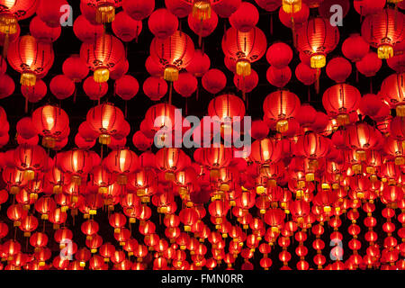 Lanterne rosse appese in righe durante il nuovo anno lunare cinese a Thean Hou tempio, Kuala Lumpur, Malesia Foto Stock