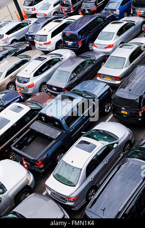 Manhattan parcheggio, nella zona di Chelsea vicino alla linea alta, con molte automobili parcheggiate molto vicino, paraurti a paraurti Foto Stock