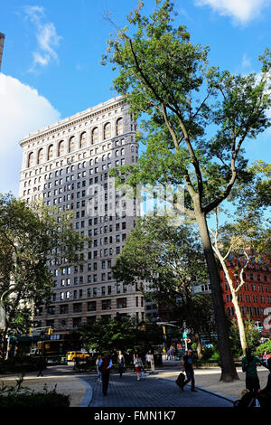 NEW YORK CITY - 8 ottobre 2014: il Flatiron Building visto dal Madison Square Park Foto Stock