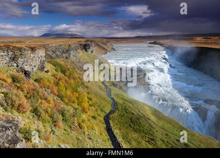 Gullfoss cascata in autunno, situato sul fiume Hvítá, nei pressi di Geysir, Southwest Islanda Foto Stock