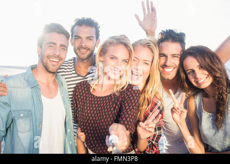Happy amici prendendo selfie Foto Stock