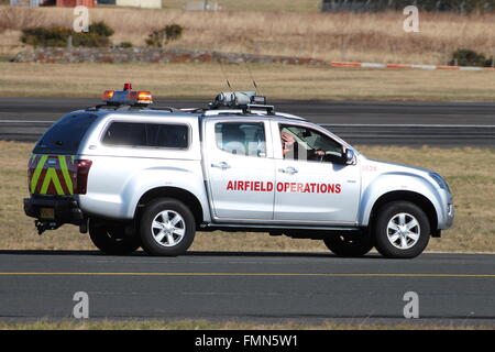 0624 (SH65 YRZ), un Isuzu D-Max Eiger del dipartimento operativo dei campi aerei dell'aeroporto di Prestwick, all'aeroporto di Prestwick, in Ayrshire, Scozia. Foto Stock