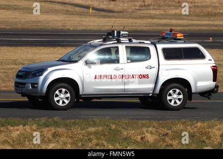 0624 (SH65 YRZ), un Isuzu D-Max Eiger del dipartimento operativo dei campi aerei dell'aeroporto di Prestwick, all'aeroporto di Prestwick, in Ayrshire, Scozia. Foto Stock