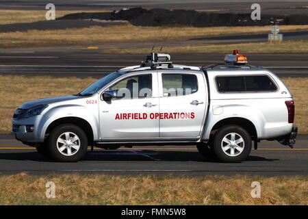 0624 (SH65 YRZ), un Isuzu D-Max Eiger del dipartimento operativo dei campi aerei dell'aeroporto di Prestwick, all'aeroporto di Prestwick, in Ayrshire, Scozia. Foto Stock