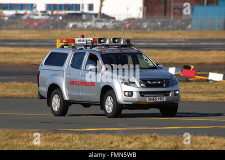 0624 (SH65 YRZ), un Isuzu D-Max Eiger del dipartimento operativo dei campi aerei dell'aeroporto di Prestwick, all'aeroporto di Prestwick, in Ayrshire, Scozia. Foto Stock