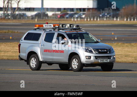 0624 (SH65 YRZ), un Isuzu D-Max Eiger del dipartimento operativo dei campi aerei dell'aeroporto di Prestwick, all'aeroporto di Prestwick, in Ayrshire, Scozia. Foto Stock