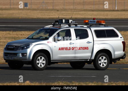 0624 (SH65 YRZ), un Isuzu D-Max Eiger del dipartimento operativo dei campi aerei dell'aeroporto di Prestwick, all'aeroporto di Prestwick, in Ayrshire, Scozia. Foto Stock