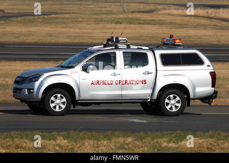 0624 (SH65 YRZ), un Isuzu D-Max Eiger del dipartimento operativo dei campi aerei dell'aeroporto di Prestwick, all'aeroporto di Prestwick, in Ayrshire, Scozia. Foto Stock