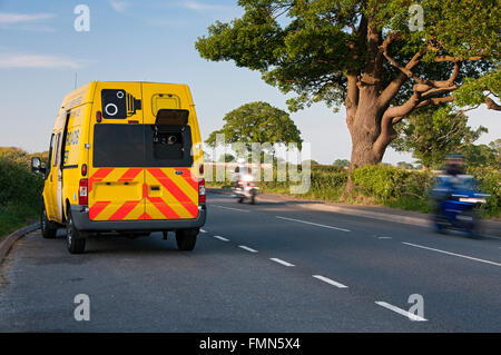 La polizia del traffico di velocità di esecuzione Van & velocizzando il traffico, Cheshire, Inghilterra, Regno Unito Foto Stock