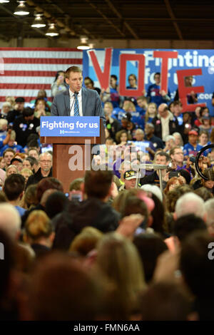 Saint Louis, MO, Stati Uniti d'America. Marzo 12, 2016. Missouri Segretario di Stato Jason Kander (D) a Hillary Clinton al rally Nelson-Mulligan falegnami' Training Centre di St. Louis. Credito: Gino's immagini Premium/Alamy Live News Foto Stock