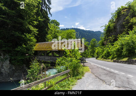 Coperta tradizionale ponte di legno in montagna svizzera Foto Stock