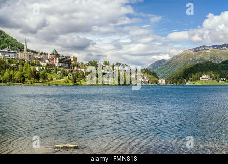 St.Moritz Dorf e il lago in estate, Grigioni, Svizzera Foto Stock