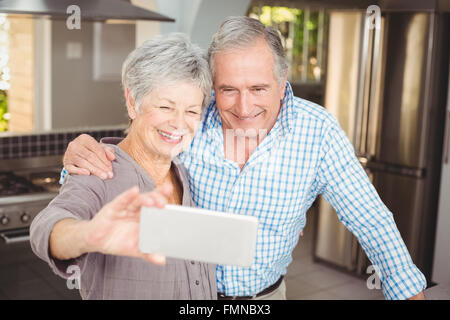 Allegro coppia senior tenendo selfie Foto Stock
