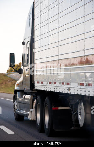 Semi-Truck viaggia verso la Interstate Foto Stock