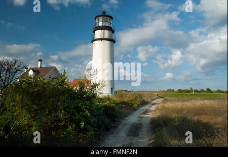 Cape Cod faro giardini sono un preferito campo da golf meta di visitatori. Il percorso va oltre la torre su un giorno d'estate. Foto Stock