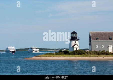 Due traghetti passano da Hyannis faro del porto in un giorno di estate in Cape Cod, Massachusetts. Foto Stock