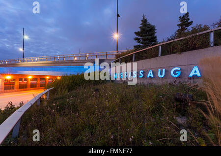La Confederazione Parkway ponte sull'Autostrada 403 al tramonto a Mississauga, in peel Regione, Ontario, Canada. Foto Stock