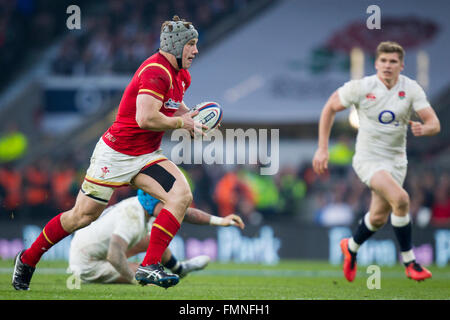 Twickenham, Londra, Regno Unito. Xii Mar, 2016. RBS 6 Nazioni campionati. Tra Inghilterra e Galles. Justin Tipuric sulla sfera. Credito: Azione Sport Plus/Alamy Live News Foto Stock