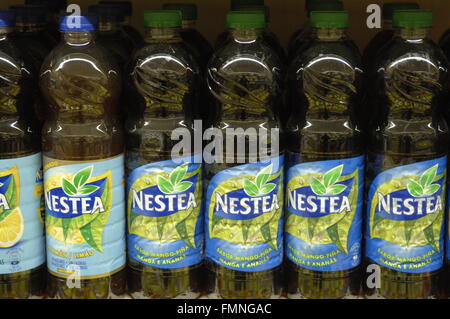 Una generica immagine di una fila di Nestea limone e linea (sinistra) Mango (destra) Foto Stock