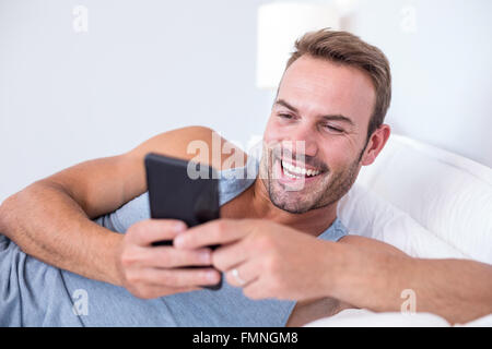 Giovane uomo disteso sul letto Foto Stock