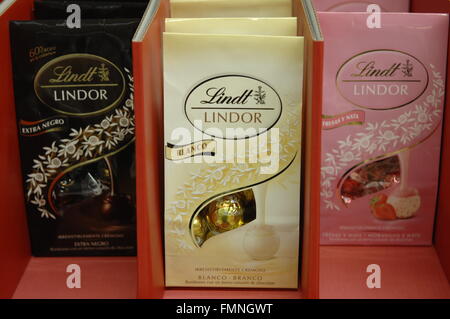 La Lindt Lindor sul display in un supermercato a Malaga, Spagna Foto Stock