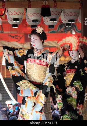 Il Giappone; Kyoto; il santuario Yasaka, Setsubun Festival, Maiko, dancing, ballerini, Foto Stock