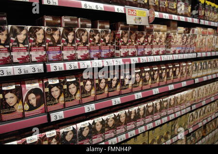 Tintura per capelli su piani di appoggio sul display in un negozio Foto Stock