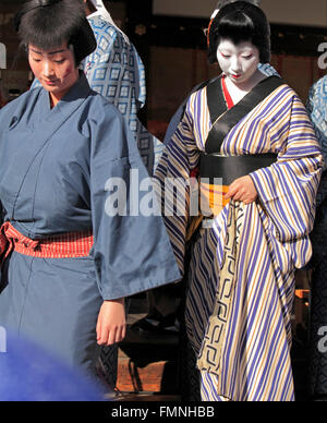 Il Giappone; Kyoto; il santuario Yasaka, Setsubun Festival, persone, abito tradizionale, Foto Stock