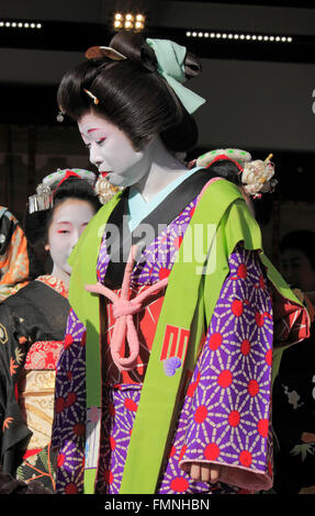 Il Giappone; Kyoto; il santuario Yasaka, Setsubun Festival, persone, abito tradizionale, Foto Stock