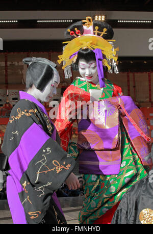 Il Giappone; Kyoto; il santuario Yasaka, Setsubun Festival, persone, abito tradizionale, Foto Stock