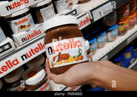 La Nutella è il marchio di un zuccherato cacao nocciole diffusione,fabbricati dalla società italiana di Ferrero Foto Stock