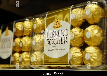 Un'immagine ravvicinata di una scatola di Ferrero Rocher, un altro riquadro sulla sinistra a svanire Foto Stock