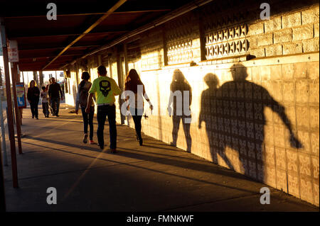 Ombre di persone sulla parete nella città di confine di Calexico, CALIFORNIA, STATI UNITI D'AMERICA Foto Stock