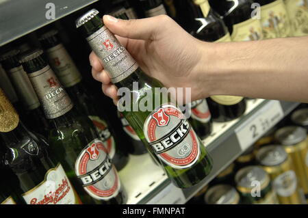 Una bottiglia di Beck's realizzato da una birreria tedesca nel nord della città tedesca di Brema Foto Stock