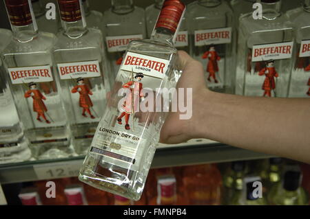 Una bottiglia di Beefeater London dry gin, in vendita nella maggior parte dei supermercati Foto Stock