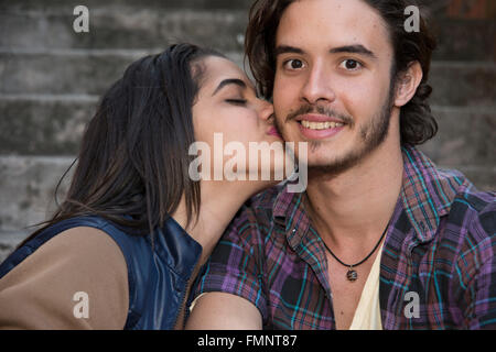 Due studenti universitari in amore Foto Stock