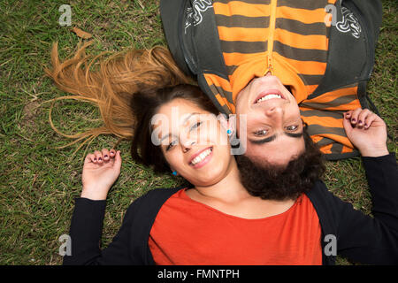 Due studenti del college avente una buona volta all'aperto Foto Stock