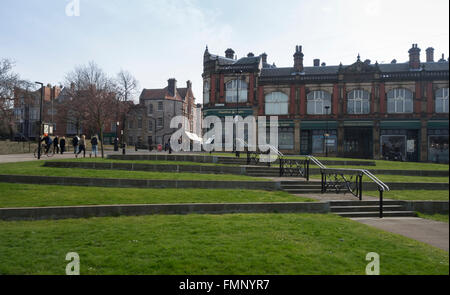 Rotherham town center e negozi visto dal Minster giardino. Foto Stock