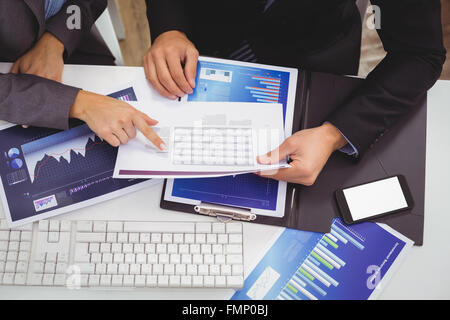 La gente di affari discutendo su grafici Foto Stock