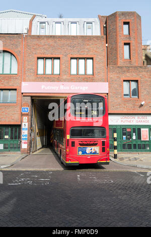 Ingresso esterno per Putney Bus Garage, Chelverton Road, Londra Foto Stock