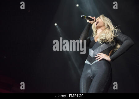 Manchester, Regno Unito. Xii Marzo 2016. Louisa Johnson esegue su X Factor Live Tour 2016 al Manchester Arena 12/03/2016 Credit: Gary Mather/Alamy Live News Foto Stock