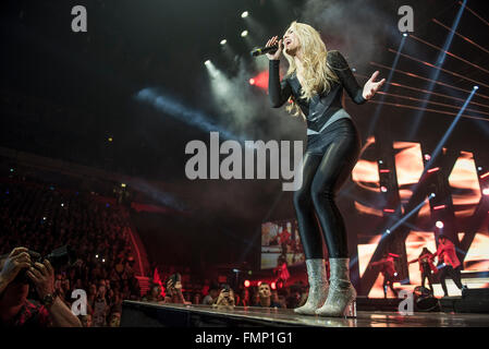 Manchester, Regno Unito. Xii Marzo 2016. Louisa Johnson esegue su X Factor Live Tour 2016 al Manchester Arena 12/03/2016 Credit: Gary Mather/Alamy Live News Foto Stock