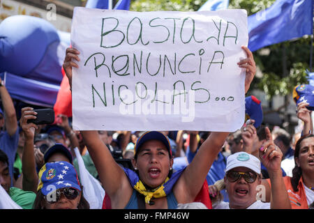 Caracas, Venezuela. Xii Mar, 2016. La gente a prendere parte a un governo anti-marzo a Caracas, la capitale del Venezuela, il 12 marzo 2016. Secondo la stampa locale in Venezuela del Presidente Nicolas Maduro, intitolata il sabato la grand marzo " Venezuela è rispettata' alla domanda del Presidente USA Barack Obama ad abrogare il decreto che considera il Sud nazione americana una minaccia per la sicurezza, mentre centinaia di persone convocate dall opposizione dimostrata in marzo per chiedere le dimissioni di Nicolas Maduro. © Cristian Hernandez/Xinhua/Alamy Live News Foto Stock