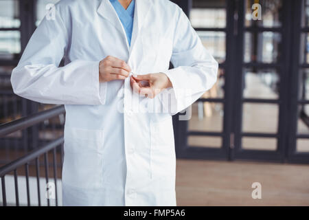Sezione mediana del medico indossando camice Foto Stock