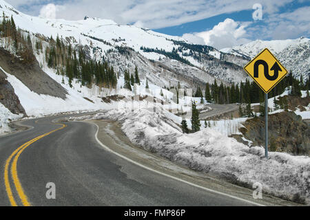 Strada di switchback e firmare Foto Stock